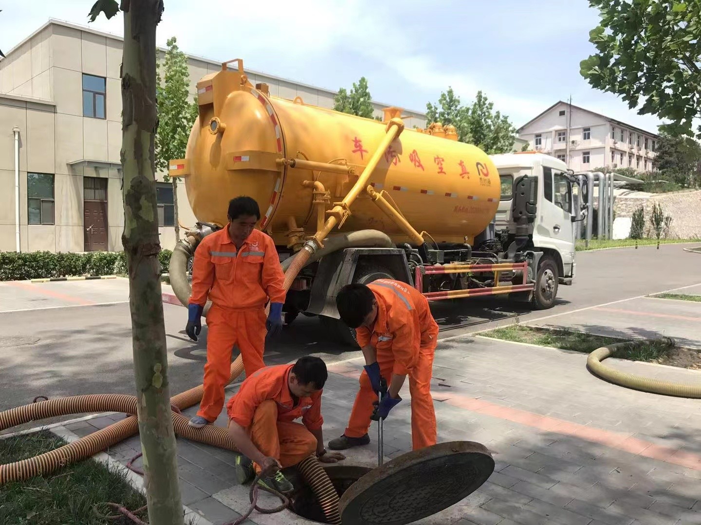 新乡管道疏通车停在窨井附近