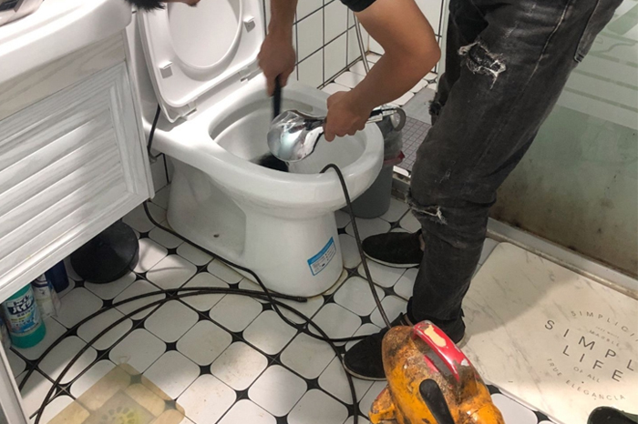 新乡马桶堵塞自己疏通还是找师傅？专业上门服务让你省时更省心